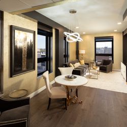 Hotel on Phillips - Goldbar Suite's entertainment area