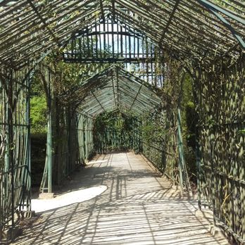 Le Petit Trianon - Castles Near Me