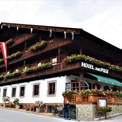 Hotel Zur Post - Look at this massive wooden structure!