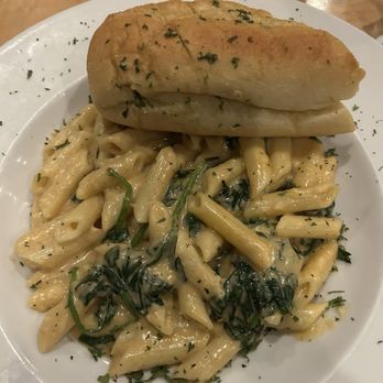 Three Bulls American Steakhouse - Chicken Alfredo and garlic bread (They left my chicken out and brought it afterwards) - Steakhouses Near Me - Clemmons, North Carolina