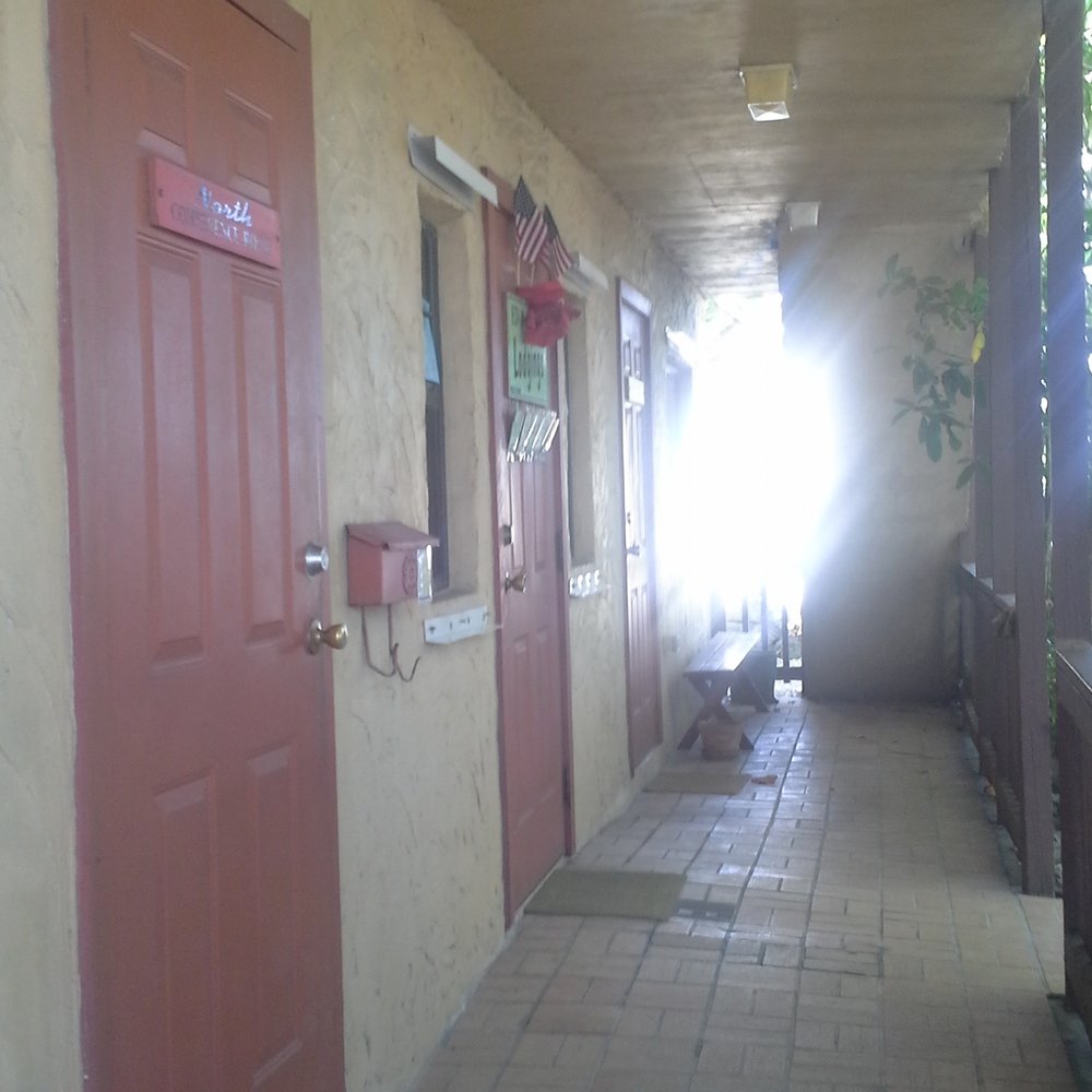 Ed & Ellens - Hotels Near Me - Key Largo, Florida