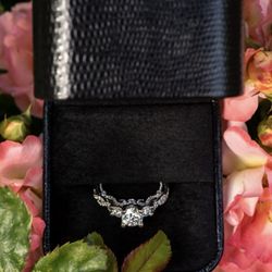 Detail about the verragio under the diamond