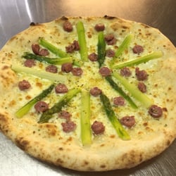 Café Stefanie - Pizza mit Spargel und salsicia