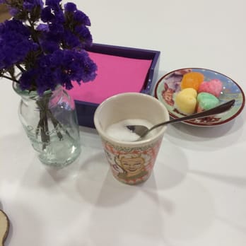 Hand Made - Decoración de mesa con azucares de colores - Juice Bars & Smoothies Near Me - Barcelona, B Hand Made - Decoración de mesa con azucares de colores - Juice Bars & Smoothies Near Me - Barcelona, B