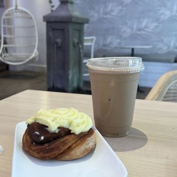 The Robinson Cocktail Lounge - Iced Robinson Latte and cinnamon roll - Cocktail Bars Near Me - Orlando, Florida The Robinson Cocktail Lounge - Iced Robinson Latte and cinnamon roll - Cocktail Bars Near Me - Orlando, Florida