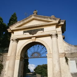 Porta Romana del Santuario - Particolare della Porta Romana con la scritta in latino.