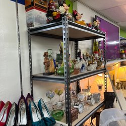 Gently Used - A true vibe and hidden gem for ppl who love thrift and antique stores!
