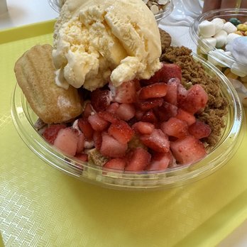 Cerealism - IG: dinewithclydeandjy - Strawberry Shortcake bowl topped with ice cream. - Desserts Near Me - Old Sacramento, California Cerealism - IG: dinewithclydeandjy - Strawberry Shortcake bowl topped with ice cream. - Desserts Near Me - Old Sacramento, California