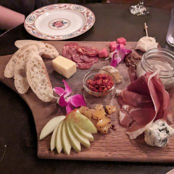 Hopfields - APÉRITIF DÎNATOIR - Pubs Near Me - Austin, Texas