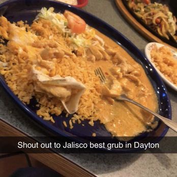 Fiesta En Jalisco - Pollo al a crema with flour tortillas and in the back that's veggie fajitas on a sizzling platter - Mexican Near Me - Dayton, Washington