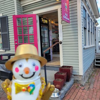 Sweet Pea's Ice Cream - Ice Cream & Frozen Yogurt Near Me - Ogunquit, Maine