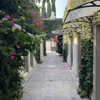 R INN NAPA - Walkway to the R Inn rooms - Hotels Near Me - Napa, California R INN NAPA - Walkway to the R Inn rooms - Hotels Near Me - Napa, California