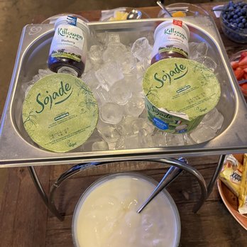 Temple Bar Inn - Yogurts in the breakfast buffet - Hotels Near Me - Dublin, D