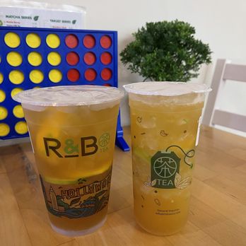 R&B Tea - Hawaiian Fruit Green Tea (left) and Kumquat Lemon Iced Tea (right) - Bubble Tea Near Me - La Mirada, California
