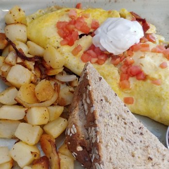First Watch - The works omelette with potatoes - Breakfast & Brunch Near Me - Cincinnati, Ohio