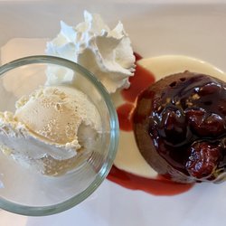 Marinero - Chocolate Lava Cake mit Kirschen und Vanilleeis