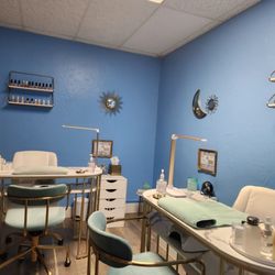 Azul Nail Studio - Cute manicure area