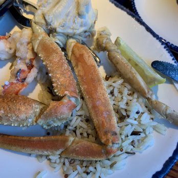 Red Lobster - Cluster of crab legs (served missing 2 legs) - Seafood Near Me - Iselin, New Jersey