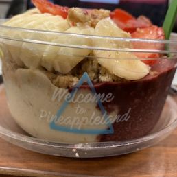 Half açaí bowl, half banana bowl! Half açaí bowl, half banana bowl!
