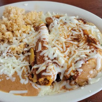 Senor Pepper's Tacos y Mariscos - Combo plater Chili Rellenos & pork tamale Served with rice and refried beans - Mexican Near Me - Pierson, Florida Senor Pepper's Tacos y Mariscos - Combo plater Chili Rellenos & pork tamale Served with rice and refried beans - Mexican Near Me - Pierson, Florida