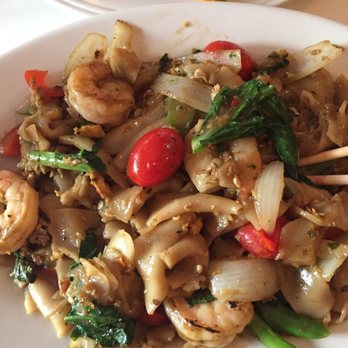 Thai Smile - Delicious Drunken Noodles w/Shrimp - Thai Near Me - Hamden, Connecticut Thai Smile - Delicious Drunken Noodles w/Shrimp - Thai Near Me - Hamden, Connecticut
