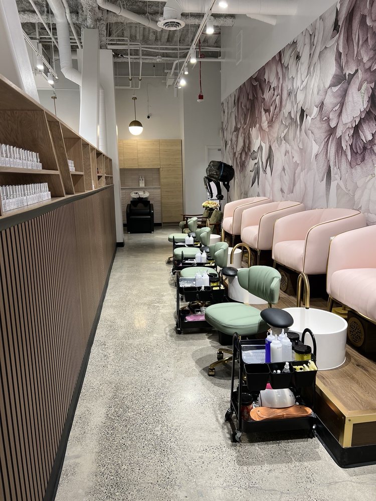 Refine Beauty Salon Logo