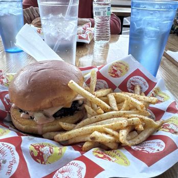 Chase the Taste - Green chille burger - New American Near Me - El Paso, Texas