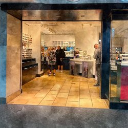 Sunglass Hut