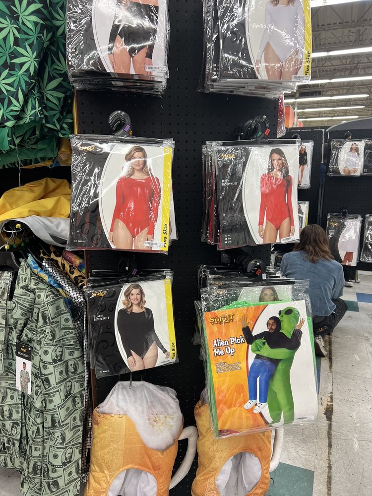 SPIRIT HALLOWEEN - Updated March 2026 - 75 Photos - 4401 Wyoming NE