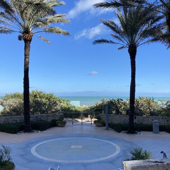 The Strand at Carillon Miami - Passeggiata in Miami - Seafood Near Me - Miami Beach, Florida