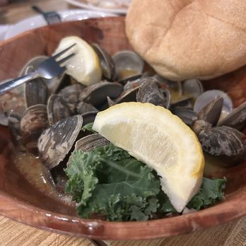 Cap' N Cats - Little necks with bread - American Near Me - Voorhees Township, New Jersey