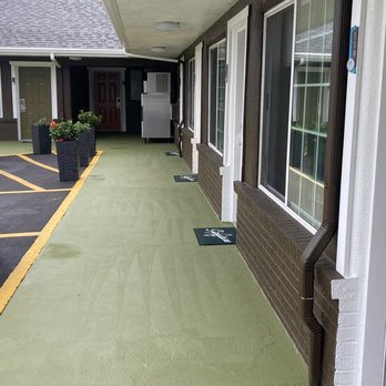 Signature Inn Eugene - newly refreshed entryway with custom doormats. - Hotels Near Me - Eugene, Oregon