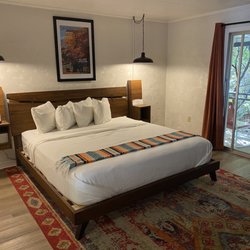 Route 19 Inn - Creekside room