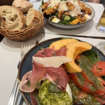 Vin Bis Boétie - Delicious salads! - Brasseries Near Me - Paris, 75 Vin Bis Boétie - Delicious salads! - Brasseries Near Me - Paris, 75