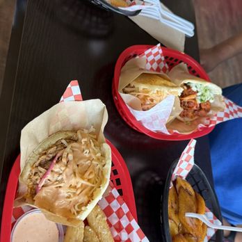 Sus Arepas - K-Town Arepa Empanada Garlic Yucca Fries Fried Plantains Coke Pabellon Arepa - Food Trucks Near Me - Los Angeles, California Sus Arepas - K-Town Arepa Empanada Garlic Yucca Fries Fried Plantains Coke Pabellon Arepa - Food Trucks Near Me - Los Angeles, California