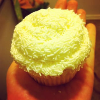 Paris Baguette - Vanilla cupcake - Bakeries Near Me - Glendale, California
