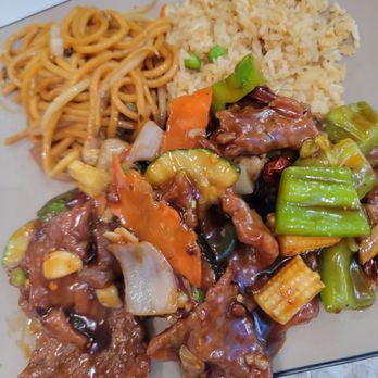 China Yi - Combo A with Beef with Hot Garlic Sauce. Great, just a little sweet. - Chinese Near Me - Torrance, California China Yi - Combo A with Beef with Hot Garlic Sauce. Great, just a little sweet. - Chinese Near Me - Torrance, California