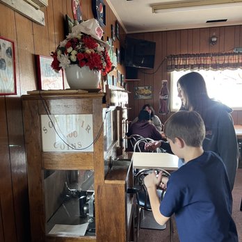 Cherry Street Diner - Fun penny squishing machine - Diners Near Me - Ashville, Ohio