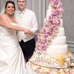 RoxyRara - We specialise in bespoke, handmade wedding and celebration cakes. Get in touch to order: www.RoxyRara.com