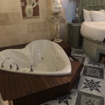 Adventure Suites - Heart shaped jacuzzi - Hotels Near Me - North Conway, New Hampshire Adventure Suites - Heart shaped jacuzzi - Hotels Near Me - North Conway, New Hampshire