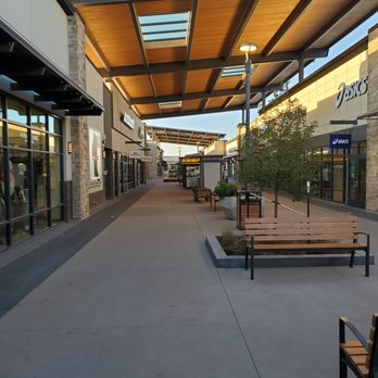 Denver Premium Outlets - Ghost town on weekdays - Outlet Stores Near Me - Thornton, Colorado