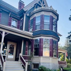 Black Swan Inn - Photo from the parking lot.
