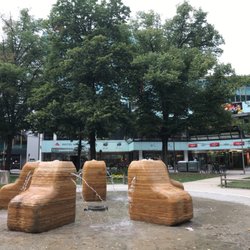 Austria Trend Hotel Schillerpark - Schillerpark, Hoteleingang im Hintergrund
