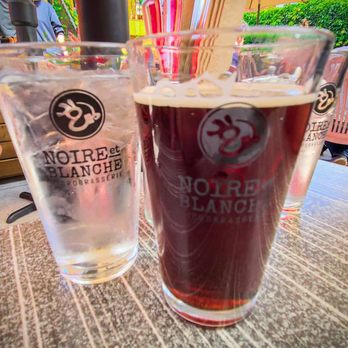 Noire et Blanche - two glasses of beer on a table - Brasseries Near Me - Saint-Eustache, Quebec