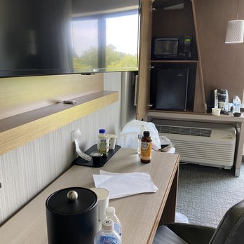 Courtyard by Marriott Corvallis - Desk, microwave, fridge, AC and tv. - Hotels Near Me - Corvallis, Oregon