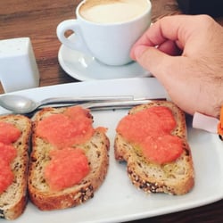 Miga Bakery - Pan de cereales con tomate