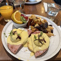 Classic Egg Benedict Classic Egg Benedict