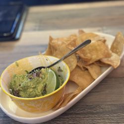Munchies En Ruedas - Fresh guacamole and chips