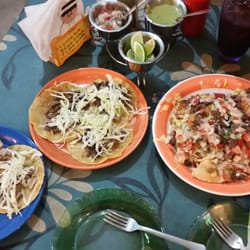 Taquería Pico de Gallo - Nachos and tacos
