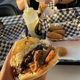 Arepa de pabellón/ Tequeños Arepa de pabellón/ Tequeños